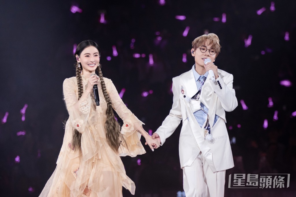 林家謙今年開個唱邀請張栢芝做嘉賓。 林家謙今年開個唱邀請張栢芝做嘉賓。