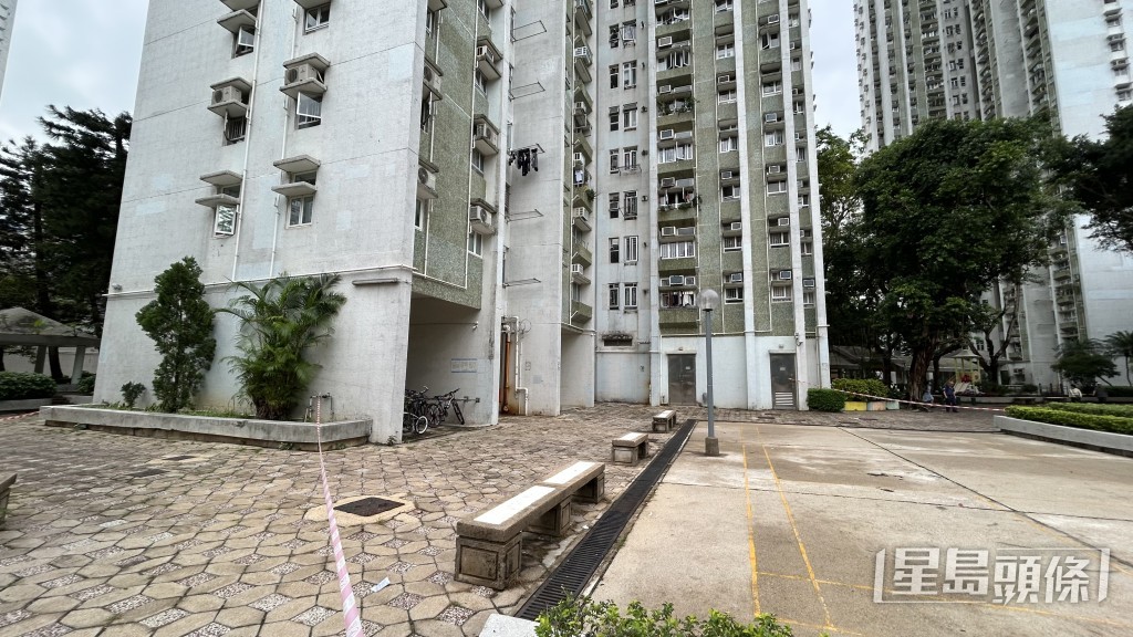 男童倒臥球場對開地面。蔡楚輝攝 男童倒臥球場對開地面。蔡楚輝攝