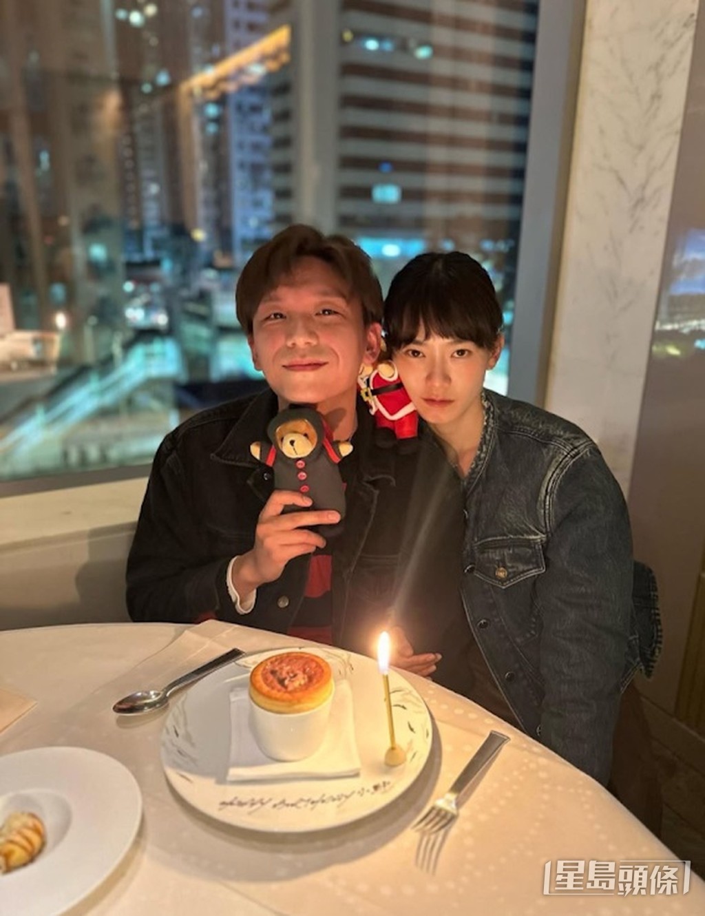 之前卢镇业到上海为女友庆生。