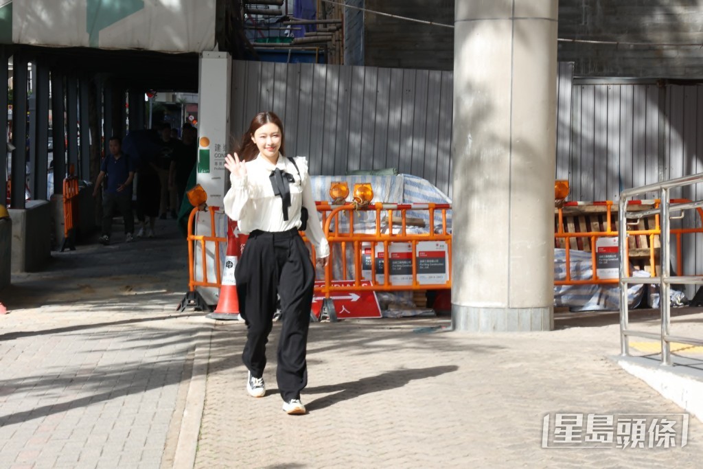 蔚雨芯日前笑容滿面抵達法院應訊。 蔚雨芯日前笑容滿面抵達法院應訊。