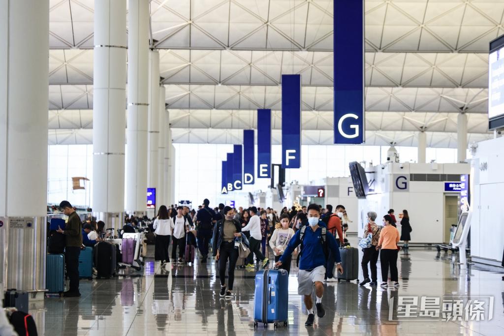 有空服人員表示,乘客需要提高航空安全意識。 有空服人員表示,乘客需要提高航空安全意識。