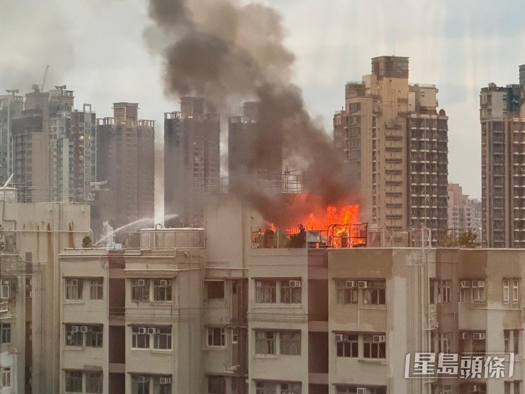 消防拖喉灌救。曾志恆攝 消防拖喉灌救。曾志恆攝