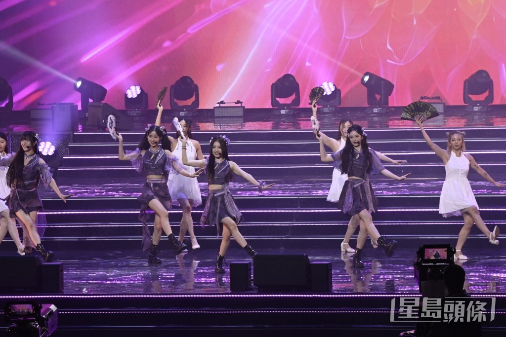 中国风电子女团SING女团表演，个个都青春洋溢。