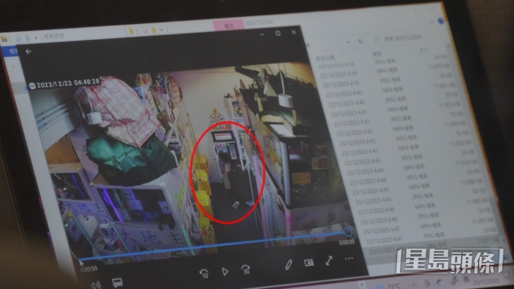 CCTV拍得賊人正在撬毀換幣機。