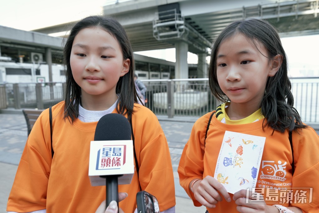 10歲的Ally（左）和9歲的Amanda（右）結伴到達終點。