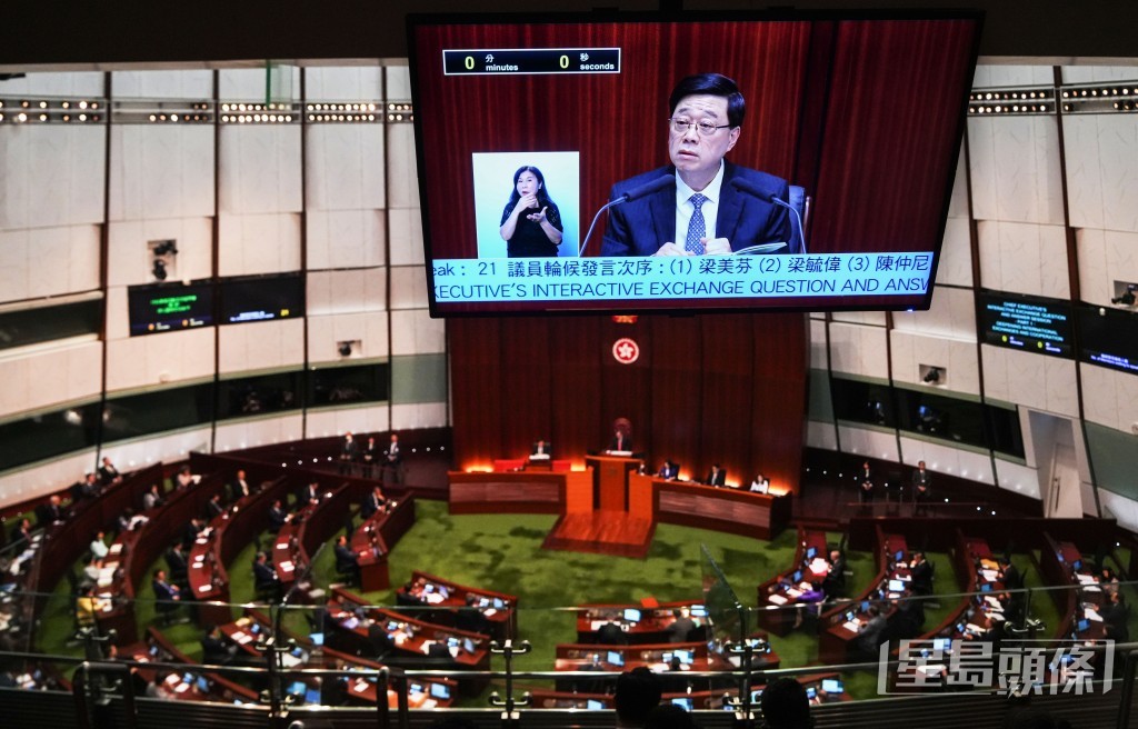 李家超出席立法會行政長官互動交流答問會。吳艷玲攝 李家超出席立法會行政長官互動交流答問會。吳艷玲攝