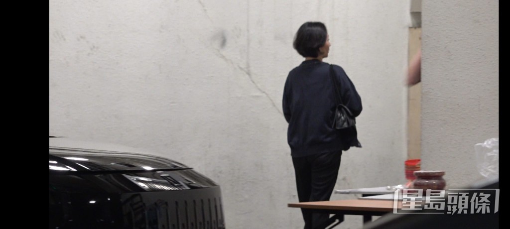 何超瓊入場。