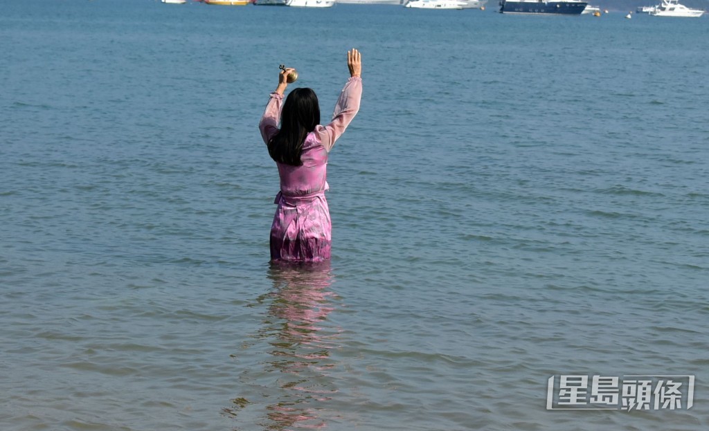 七師傅在海中作法。 七師傅在海中作法。