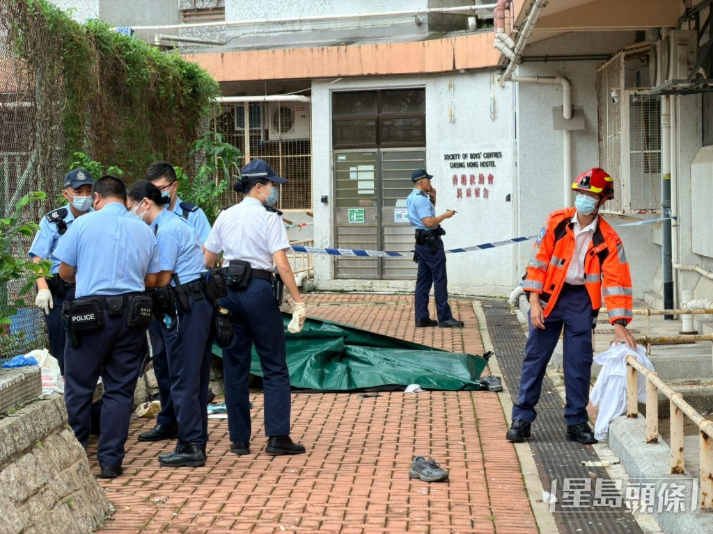 墮樓男子當場不治。梁國峰攝 墮樓男子當場不治。梁國峰攝
