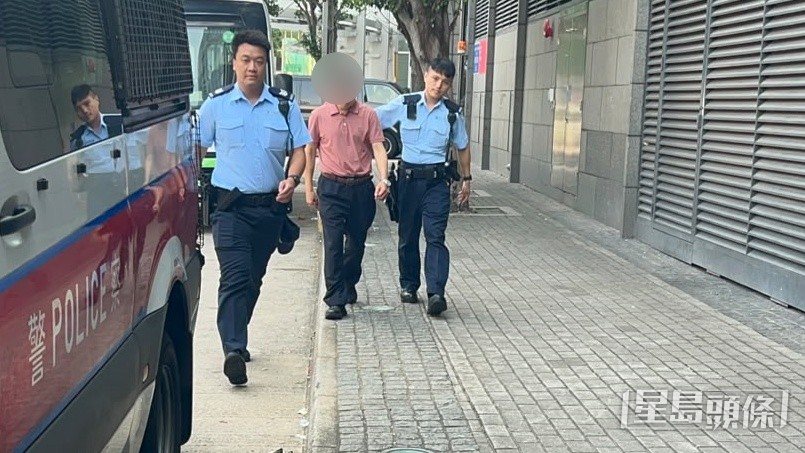 警方經調查後帶走一名男子返署調查。楊偉亨攝 警方經調查後帶走一名男子返署調查。楊偉亨攝