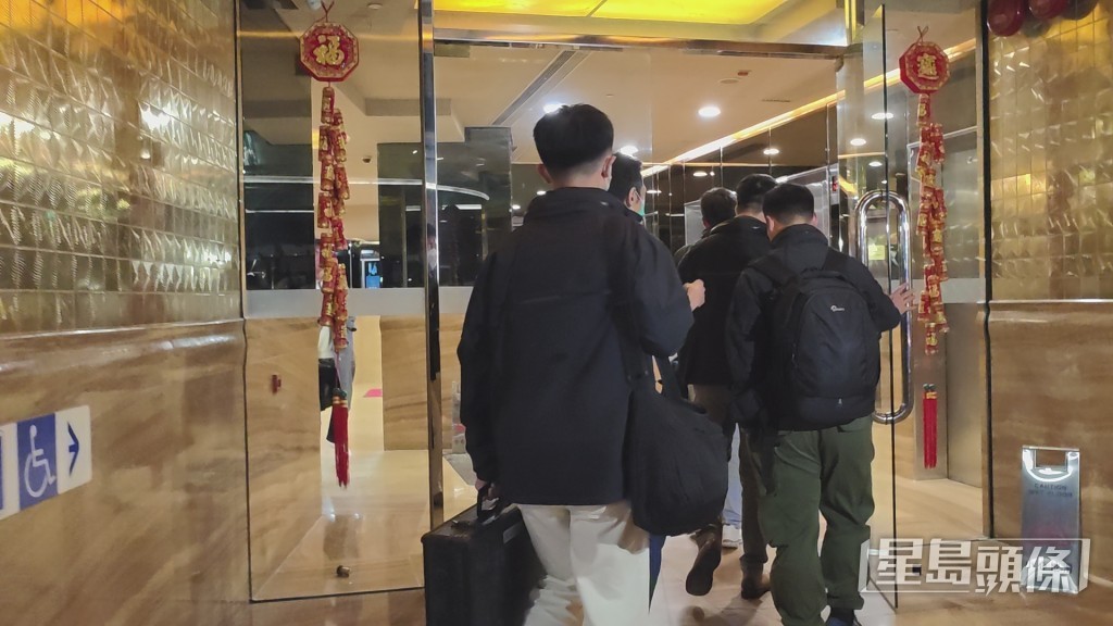 多名探員晚上再到酒店蒐證。 多名探員晚上再到酒店蒐證。