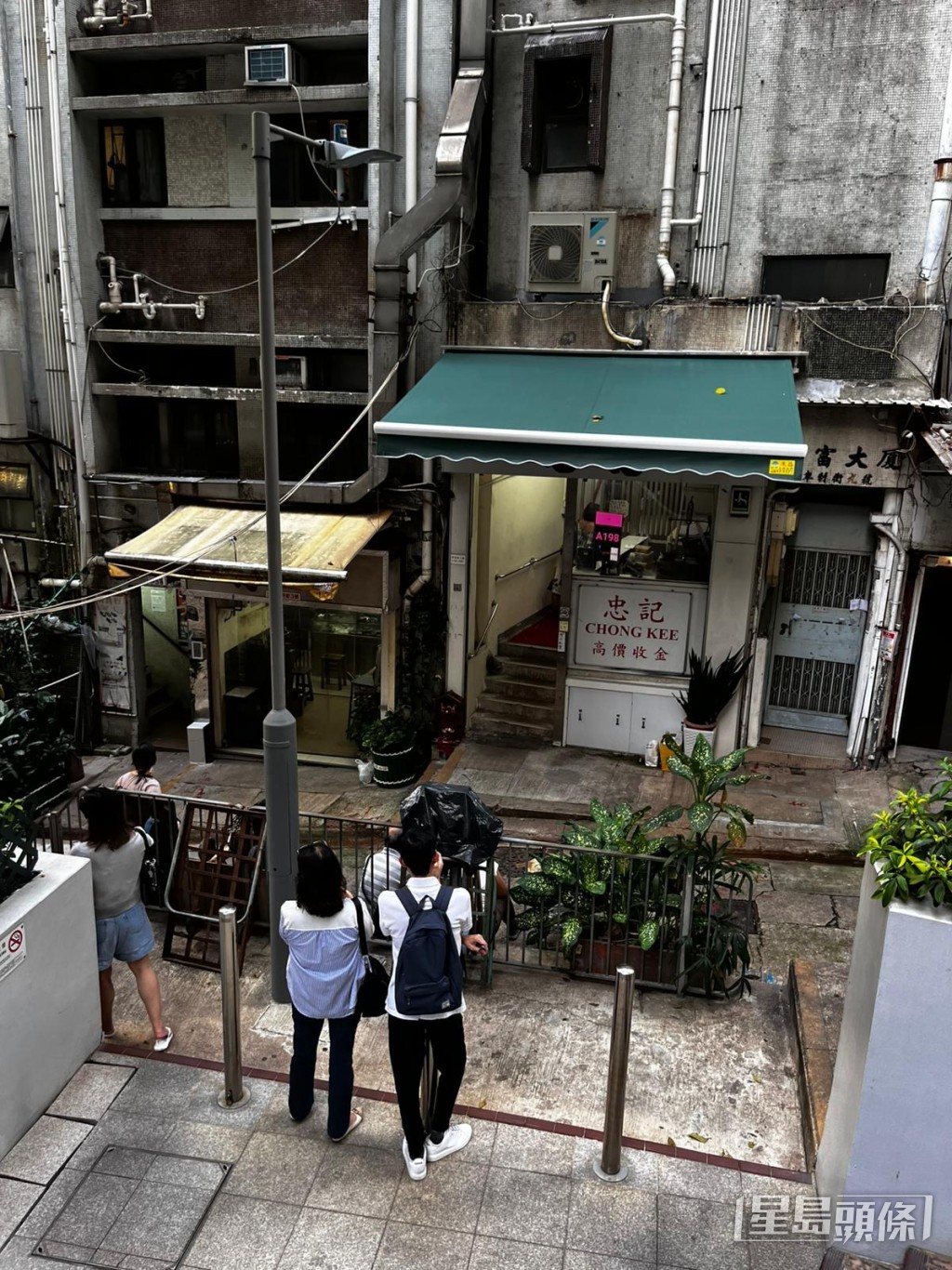 直至下午5時半，該店才處理好所有當日籌號。