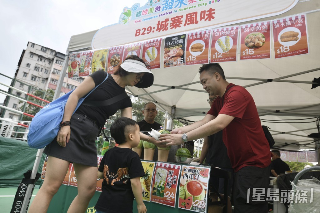 現場設有泰國特色市集,讓市民品嚐地道美食、購物及享受傳統泰式按摩。 現場設有泰國特色市集,讓市民品嚐地道美食、購物及享受傳統泰式按摩。