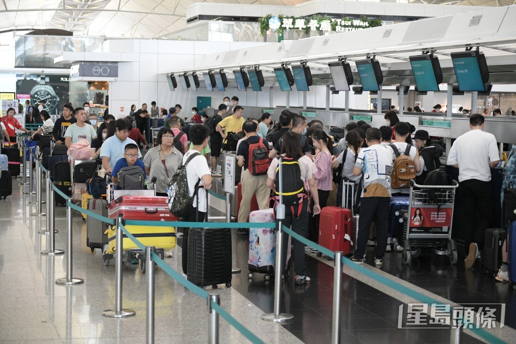 不少巿民趁着中秋及国庆假期离港旅行。陈浩元摄 不少巿民趁着中秋及国庆假期离港旅行。陈浩元摄