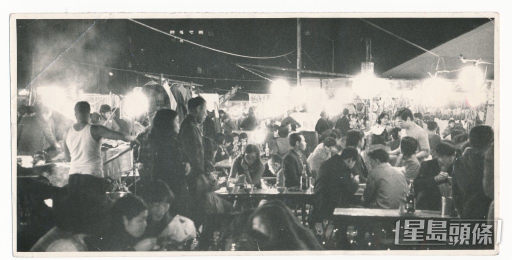 七十年代市民生活舊貌,露天食品攤檔生意不俗。1973年攝 七十年代市民生活舊貌,露天食品攤檔生意不俗。1973年攝