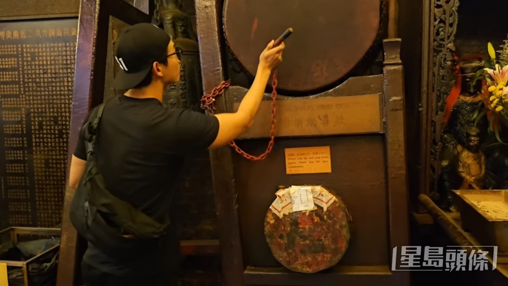 敲鐘三吓後打鼓三吓,同各神明打招呼 敲鐘三吓後打鼓三吓,同各神明打招呼