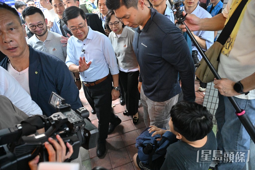 李家超又與數名由蘇屋邨搬遷至元州邨的長者聊天。 李家超又與數名由蘇屋邨搬遷至元州邨的長者聊天。