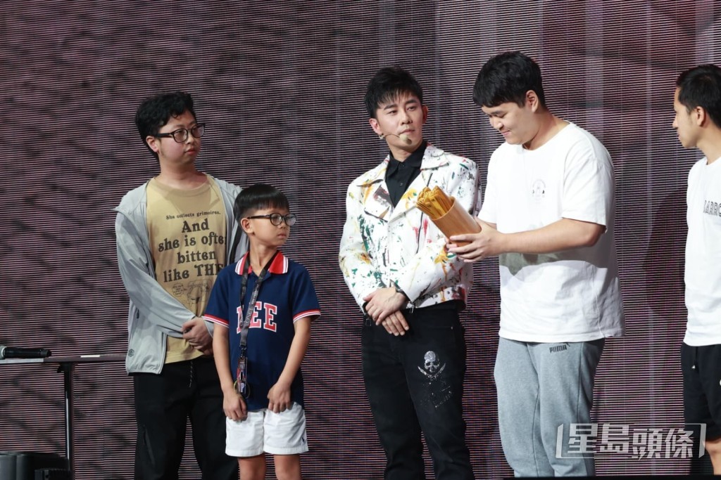 亦請到胡杏兒的8歲兒子李奕霆（Brendan）上台。