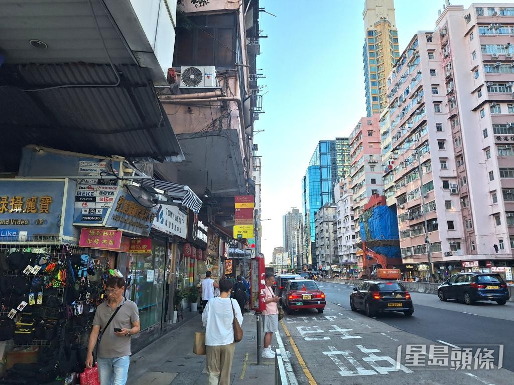 深水埗欽州街96至98號對出的行人路及巴士站是冷氣機滴水黑點。