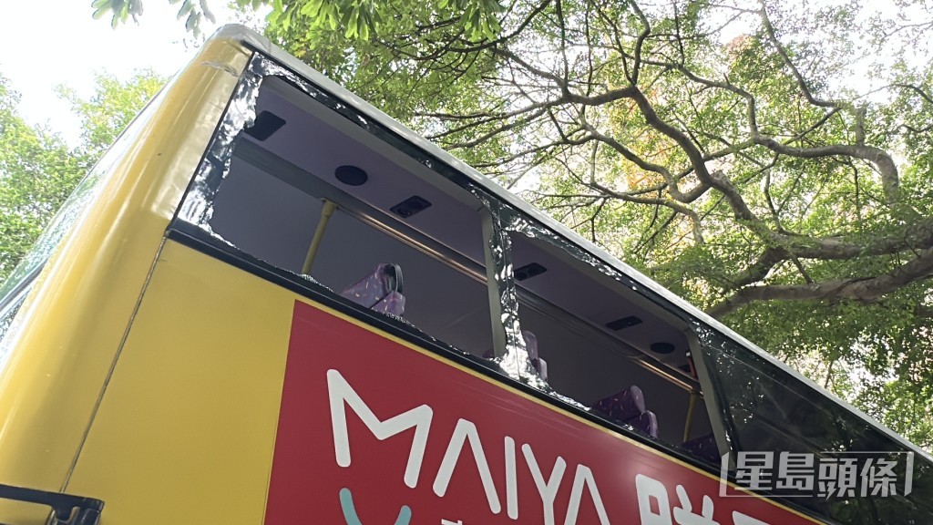 城巴上層兩塊玻璃窗遭撞爛。劉漢權攝