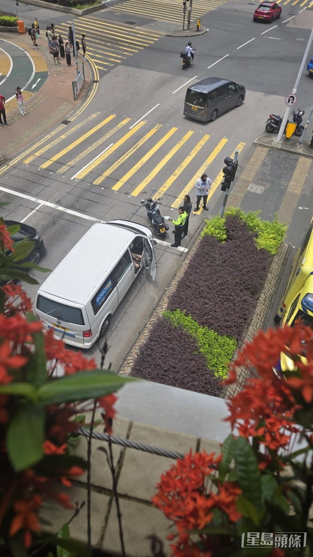 電單車被客貨車撞尾，鐵騎士倒地受傷。香港鐵騎館fb