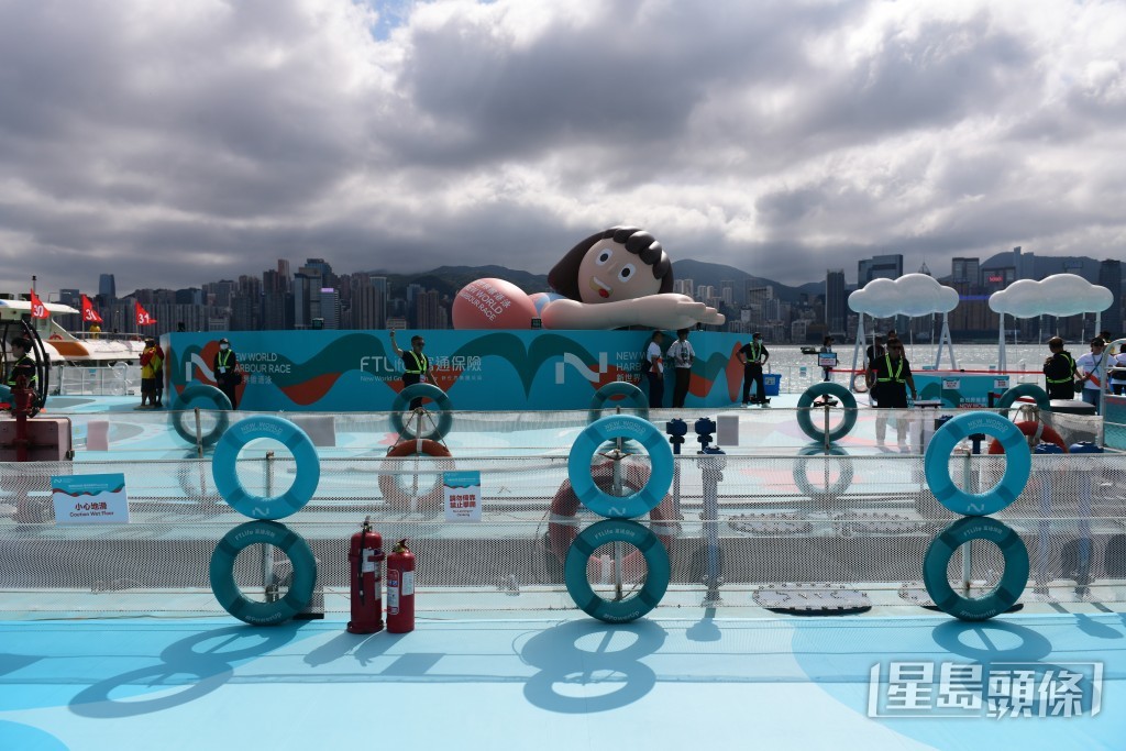 “新世界维港泳”结束后，大会在星光大道终点区旁边的尖沙咀海滨花园，举办全港首个海上游乐场。陈极彰摄