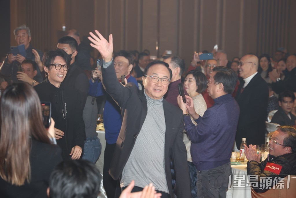 許冠文十分風騷。