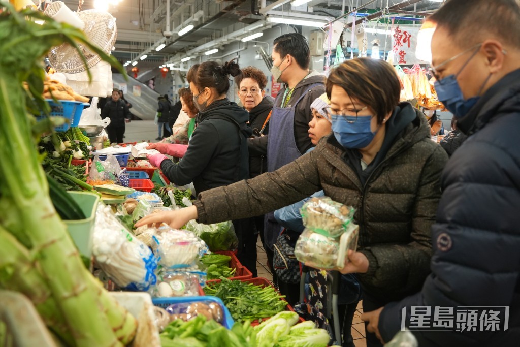 大年三十,不少市民外出購買年夜飯食材。吳艷玲攝 大年三十,不少市民外出購買年夜飯食材。吳艷玲攝