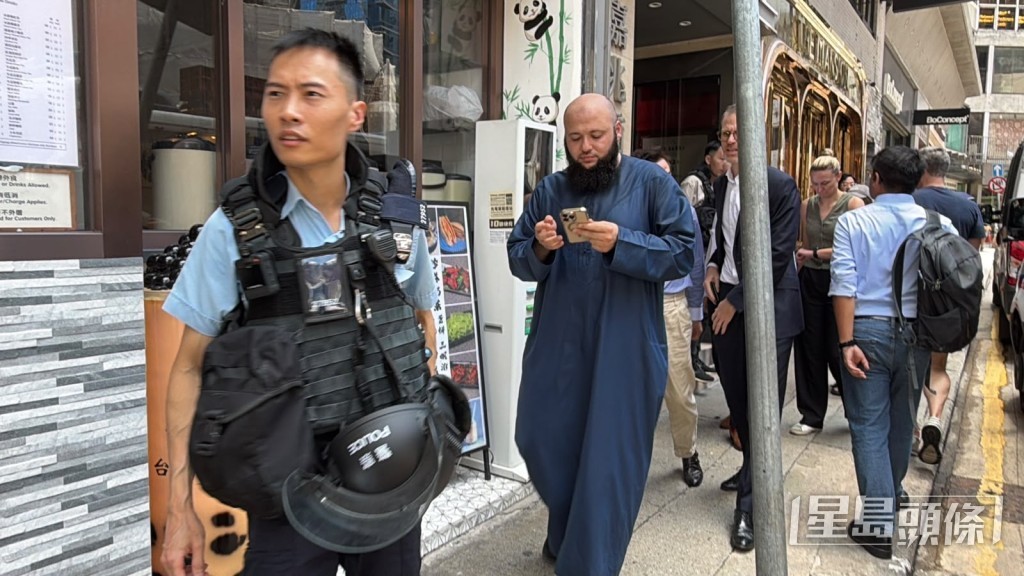 有警員穿上戰術背心登樓調查。劉漢權攝 有警員穿上戰術背心登樓調查。劉漢權攝