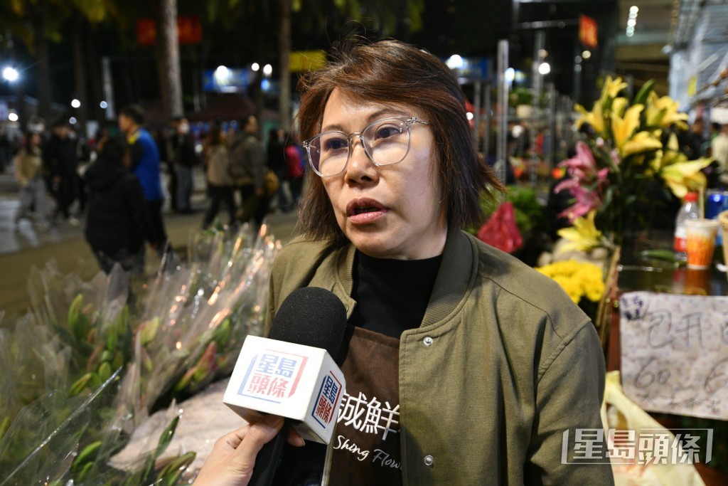 花店店員Amy認為今年市民殺價特別犀利。 花店店員Amy認為今年市民殺價特別犀利。