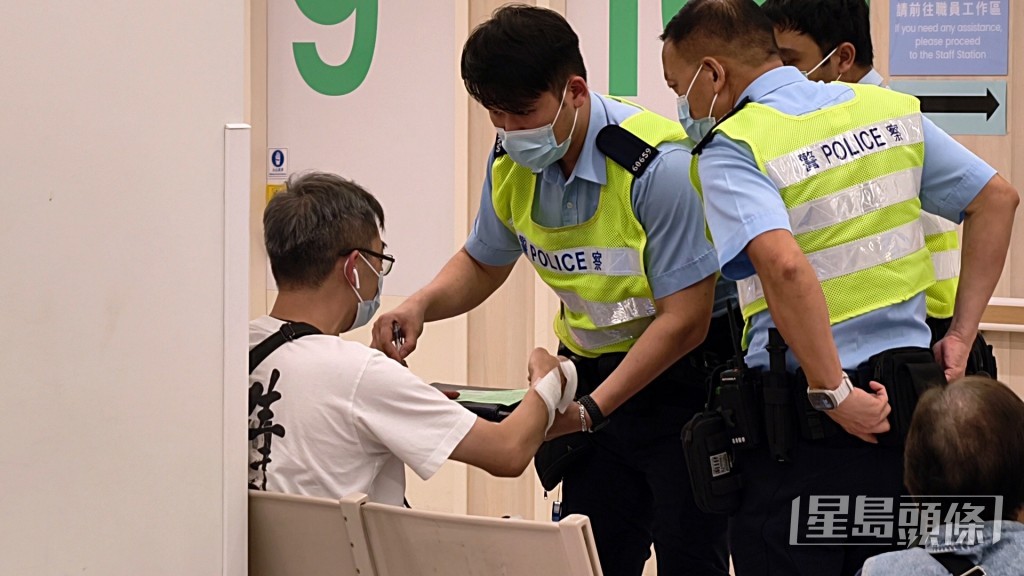 七人車司機在醫院向警員解釋意外經過。 七人車司機在醫院向警員解釋意外經過。