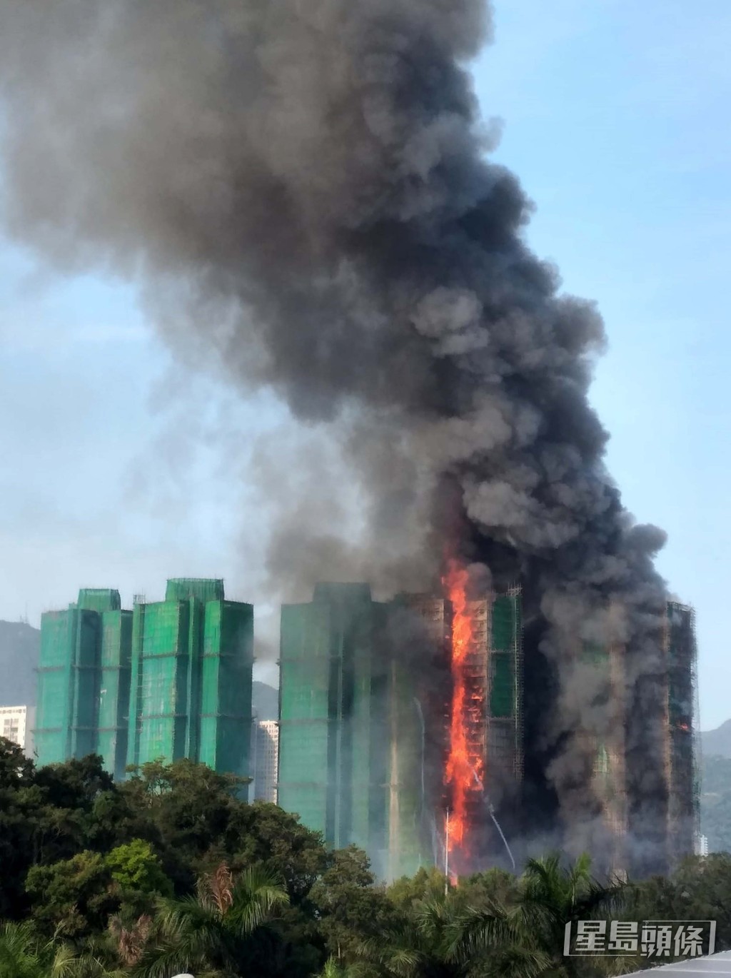 大埔宏福苑宏昌閣有外牆棚架起火，遠處清晰可見。曾志恒攝