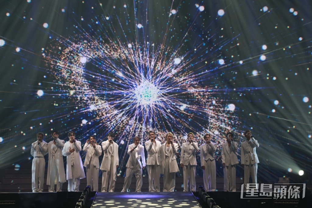 尾段，12子穿上白色西装合唱《人类群星闪耀时》和《WE ALL ARE》。