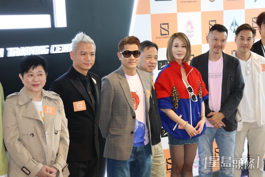 郭富城笑指，自己不再教女兒跳舞了，要幫兩個女兒在這學校報名學跳舞。