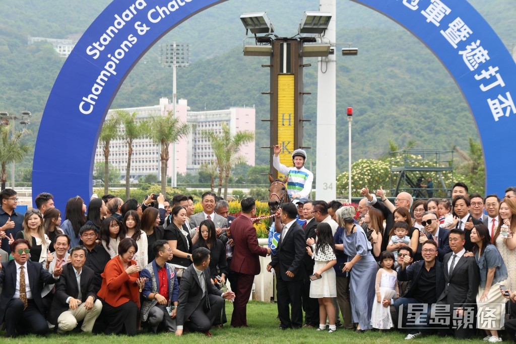 程志輝親自邀請三屆馬王「金鎗六十」馬主陳家樑和「嘉應」系馬主梁錫光落草地拉頭馬分享喜悅。
