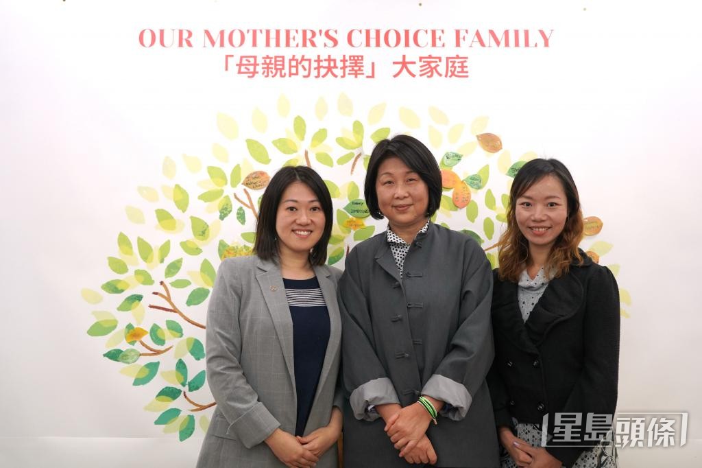 Diana（中）近年加入「母親的抉擇」領養委員會及家長互助小組。