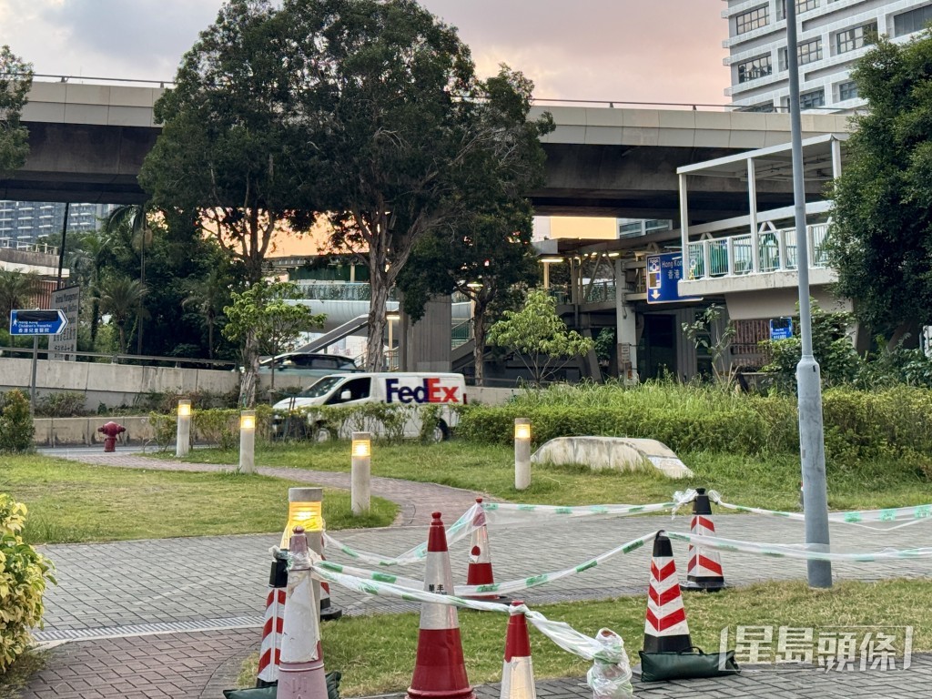 跟著指示牌穿過草地。 跟著指示牌穿過草地。