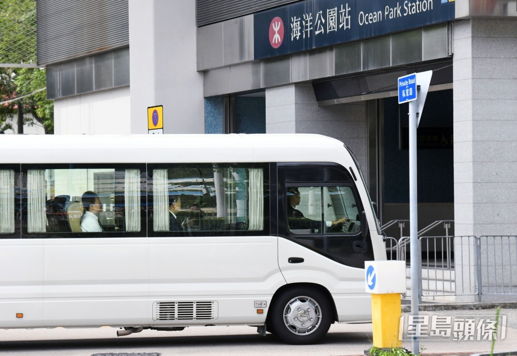 行政長官李家超陪同夏寶龍參觀海洋公園。何健勇攝 行政長官李家超陪同夏寶龍參觀海洋公園。何健勇攝
