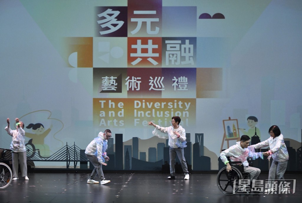 开幕典礼上,多位展能艺术家演出舞蹈。 开幕典礼上,多位展能艺术家演出舞蹈。