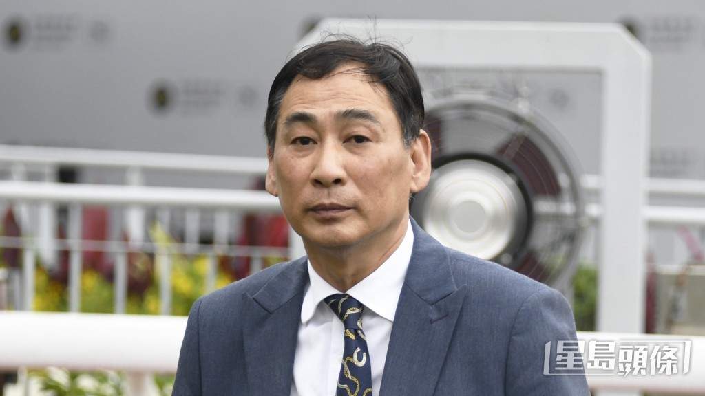 「晶晶日上」和「乾坤圈」今朝出跳時候，鄭俊偉企在欄邊睇到實，副練梁明偉就用手機拍低過程。