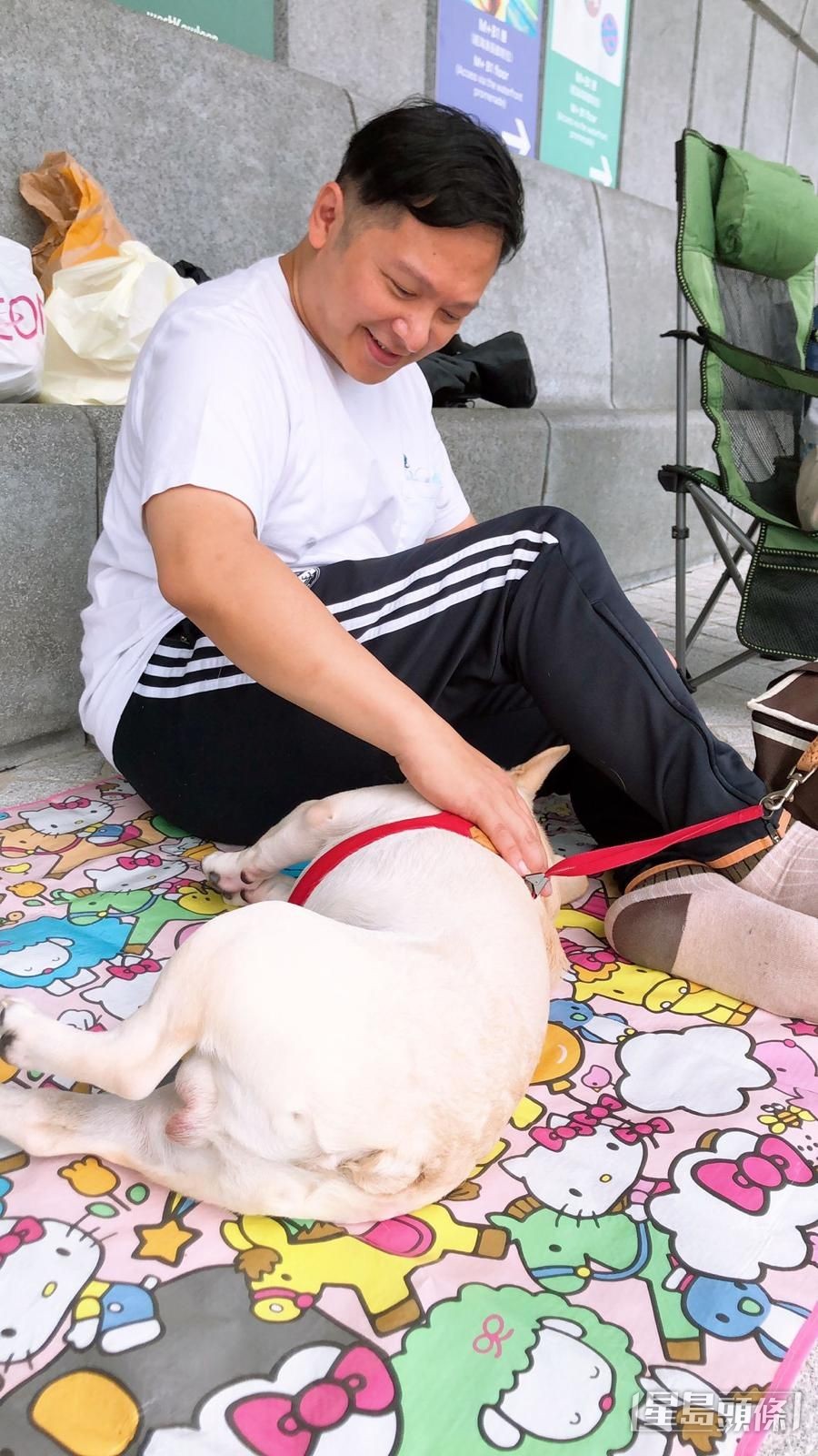 邓一君享受家庭生活。