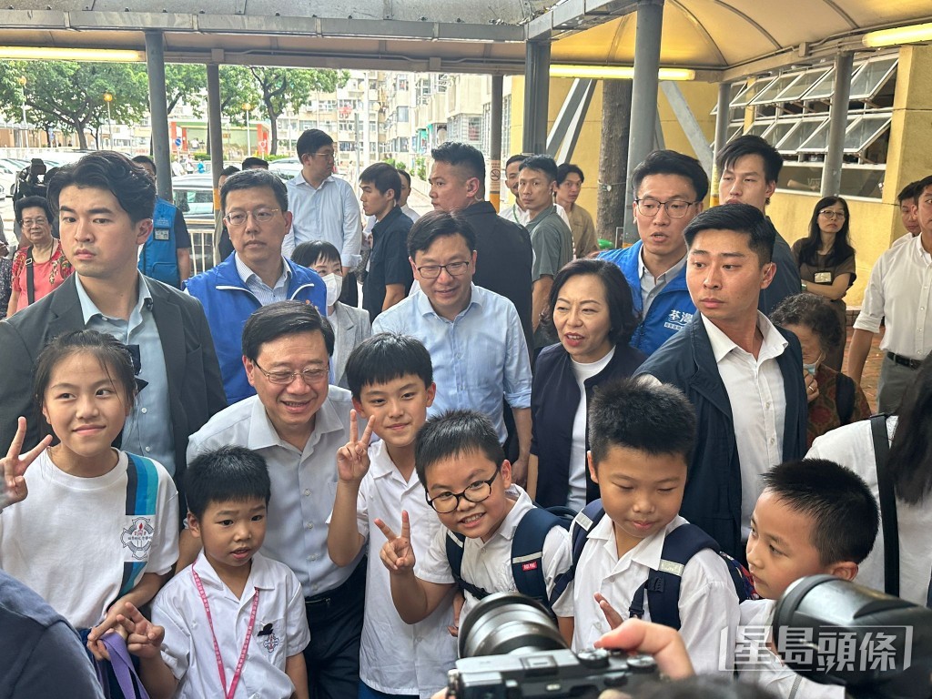 Jayden（前排左五）認為特首「好開心」，因為見他「成日笑緊」。常彧璠攝