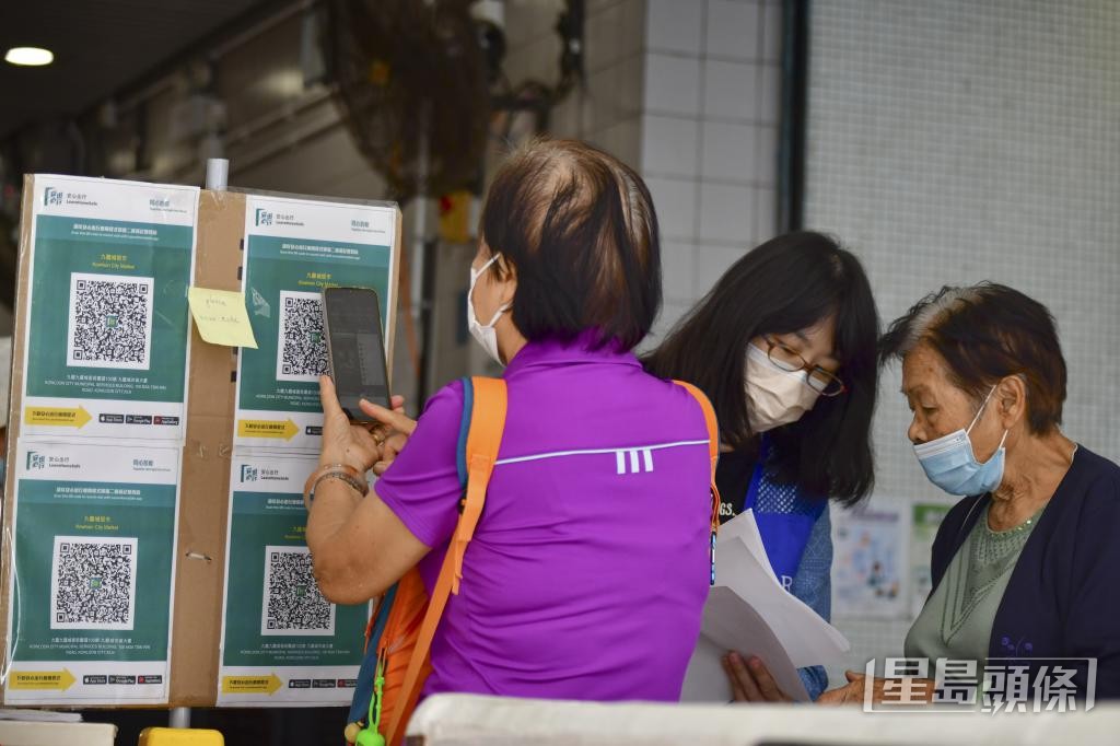 有社工指,疫情成功推動不少長者加入數碼行列。 有社工指,疫情成功推動不少長者加入數碼行列。