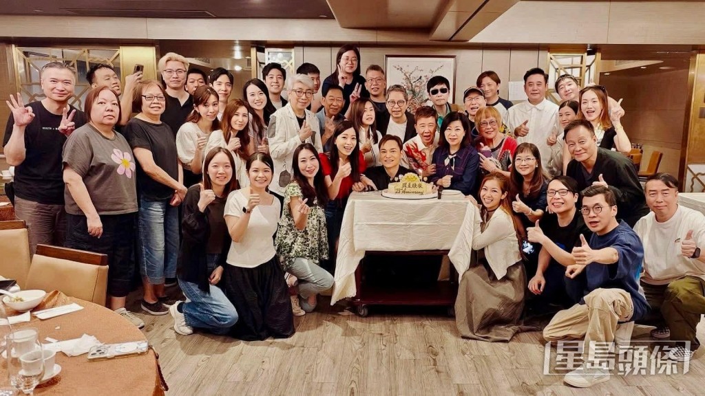 環星娛樂老闆張國林率領一眾資深藝人，設宴慶祝成立23周年。