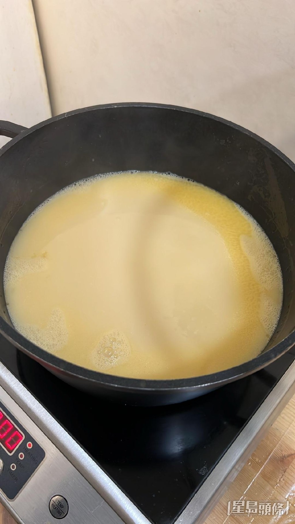 方俊日日為張偉文及媽媽煲養生湯水。