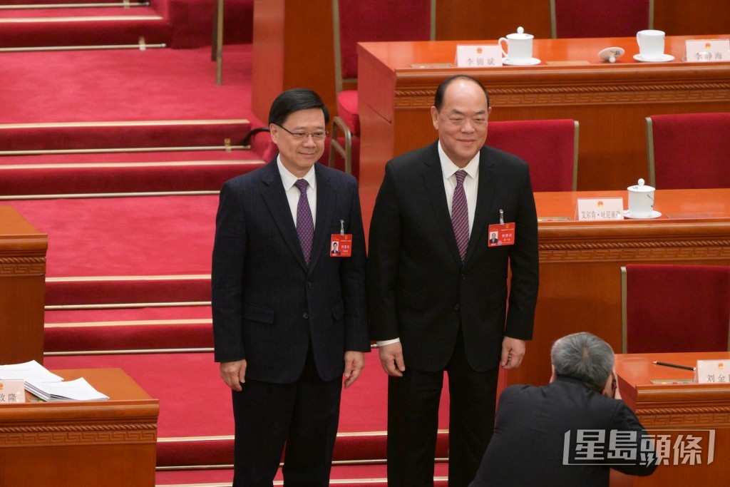 会议结束后，李家超与贺一诚独留合照。苏正谦摄