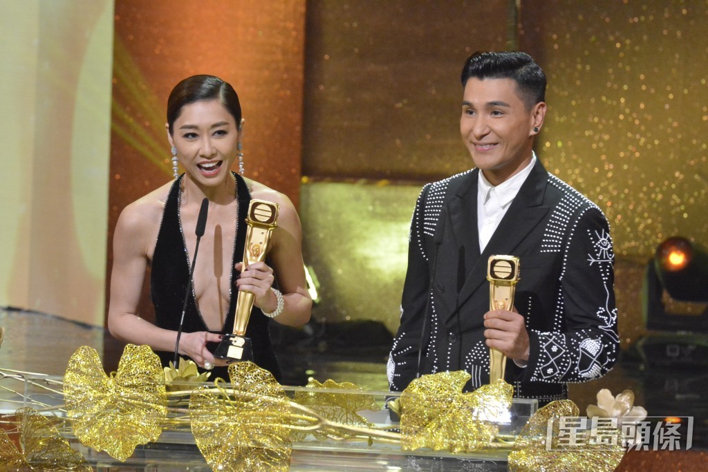 2016年，胡定欣（左）再凭《城寨英雄》“刁兰”一角赢得《万千星辉颁奖典礼2016》“最佳女主角”，成为史上第二位“冧庄视后”。