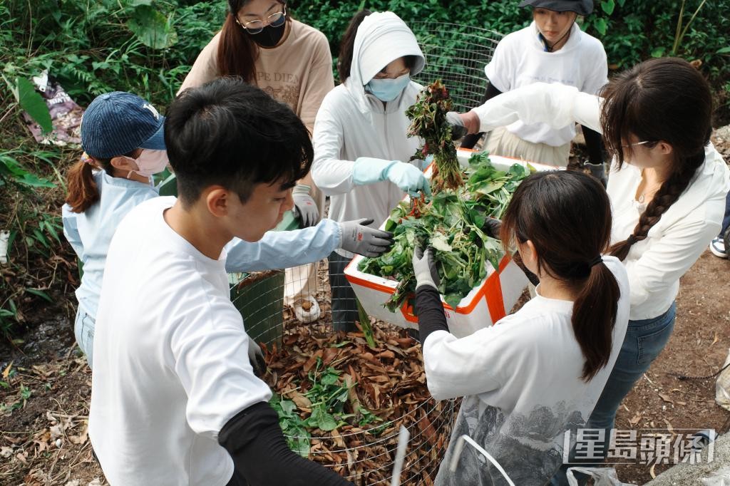 學生從社區收集菜莢及果屑作堆肥,用作有機肥料。 受訪者提供 學生從社區收集菜莢及果屑作堆肥,用作有機肥料。 受訪者提供