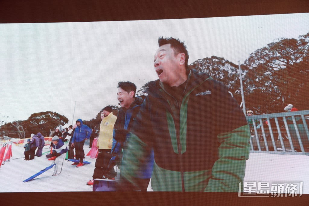 黎耀祥在雪場初嘗滑雪。