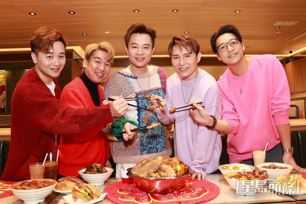 譚輝智、潘文龍、梁浩賢、劉威煌、甘永傑用美食互咀。